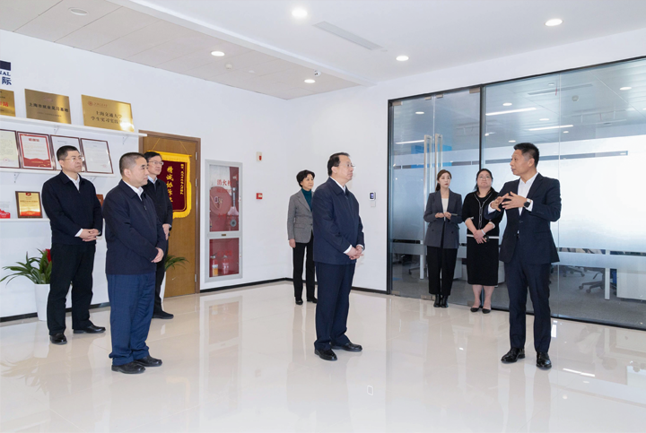 上海市长龚正一行察看AI知名人力资源服务公司918博天堂官网国际的AI赋能人力资源数据动态分析平台